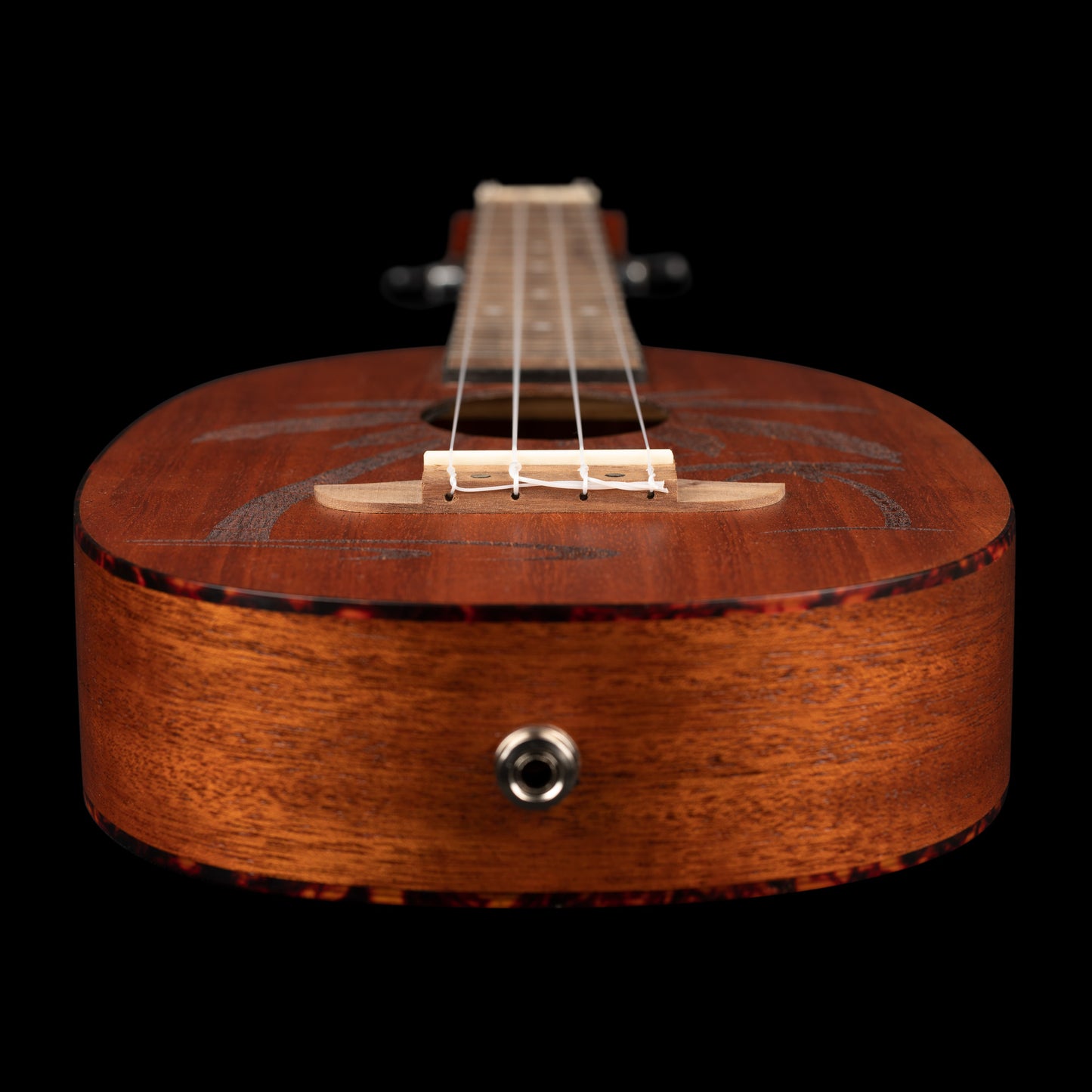 RUPA5MM, modèle Concert, table acajou avec motif gravé au laser, manche acajou, sillet 36 mm, naturel satiné