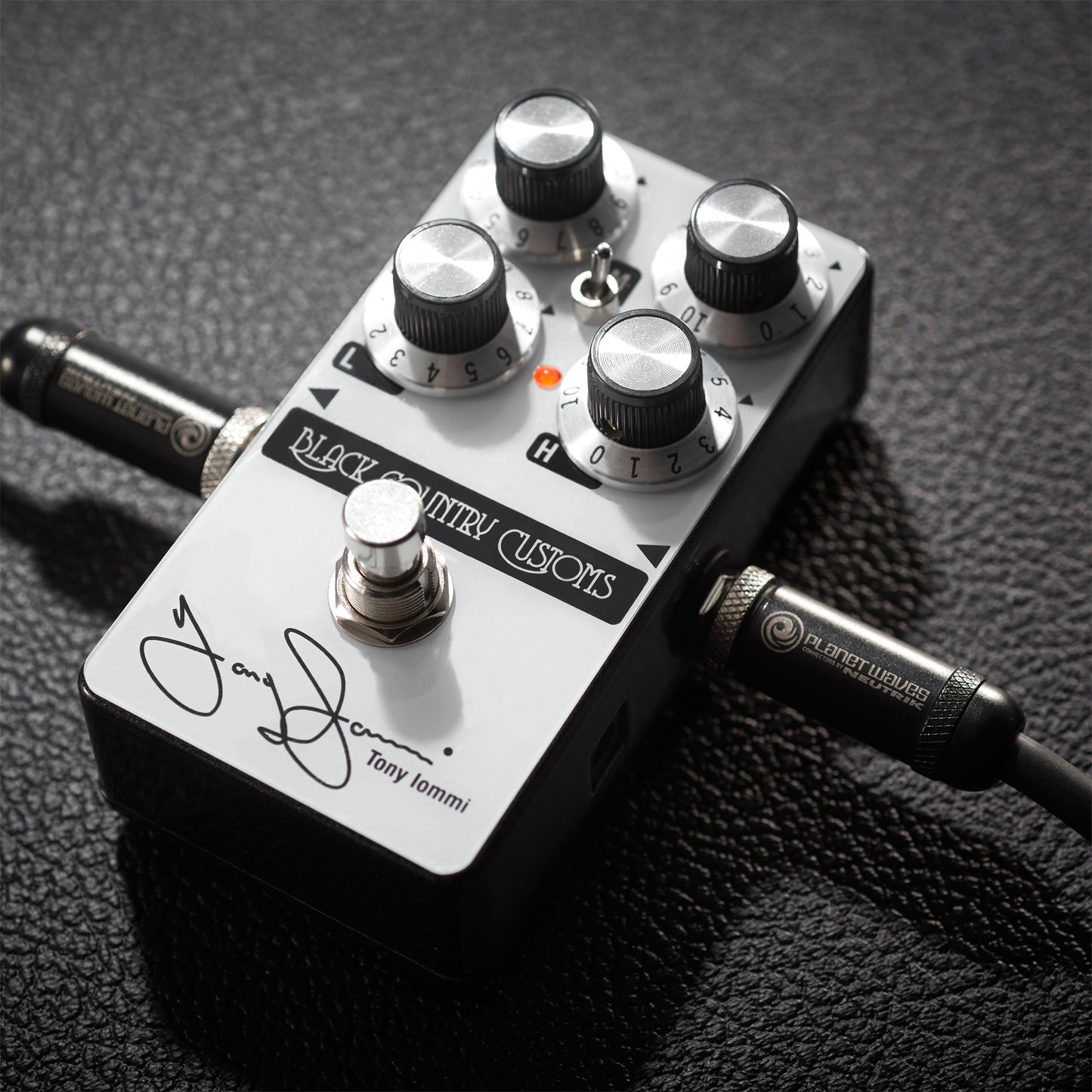 Pédale boost signature Tony Iommi, série limitée, argent