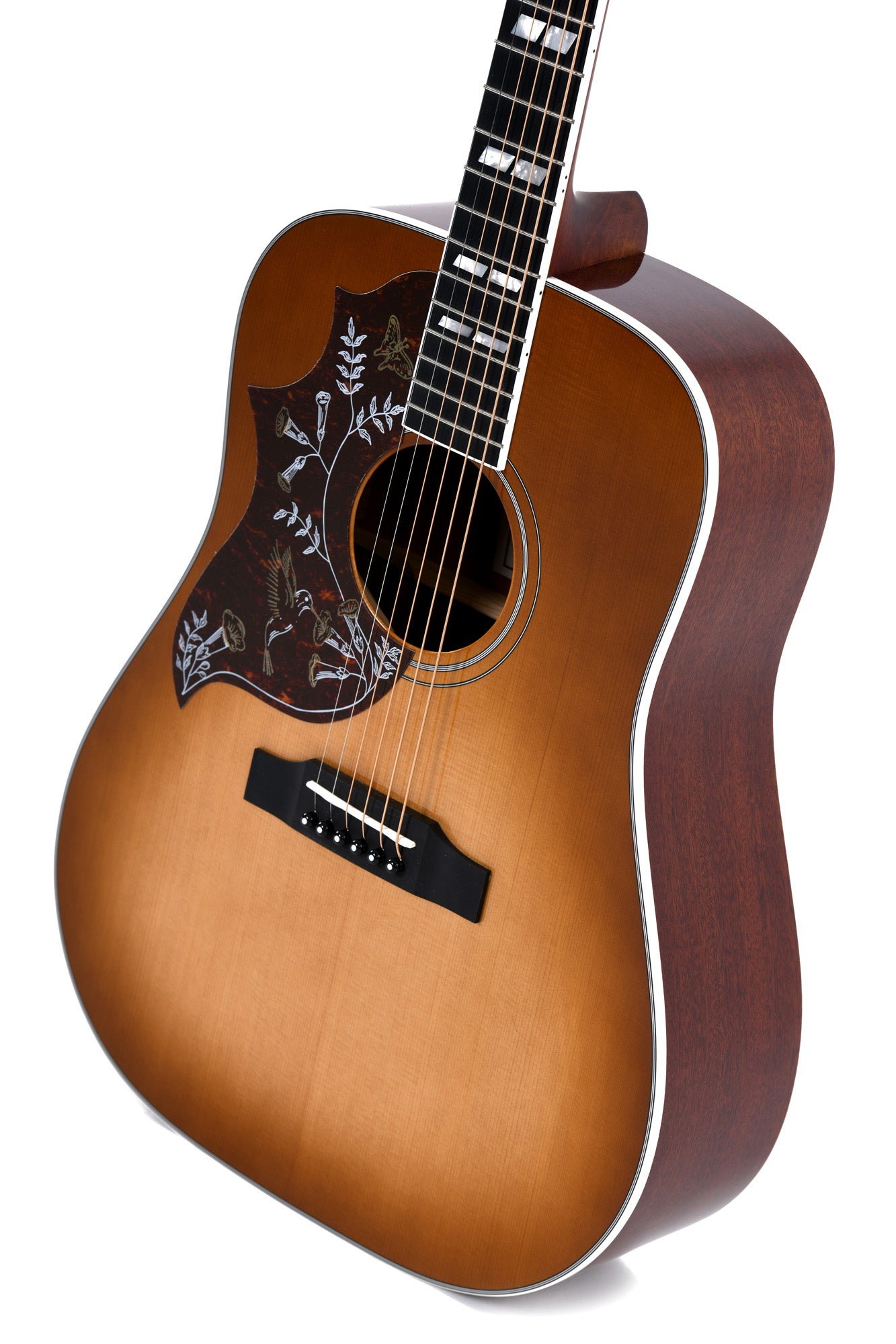Modèle DM-SG5L, Dreadnought, table épicéa massif, f/e acajou, touche micarta, EQ Fishman, soft case, heritage sunburst, gaucher