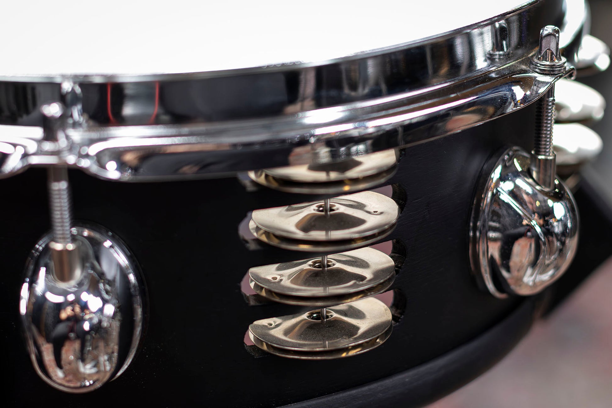 C.CLAIRE MEINL 10" avec clochettes de tambourins fût en érable noir mat