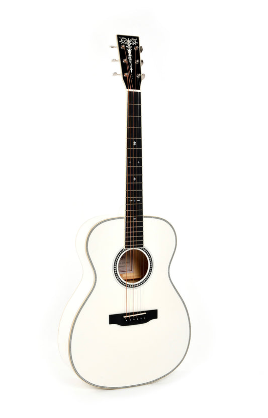 Modèle 000A WHITE PEARL, édition spéciale, Forme 000, table épicéa massif AA, f/e érable flammé, Fishman Sonitone, soft case