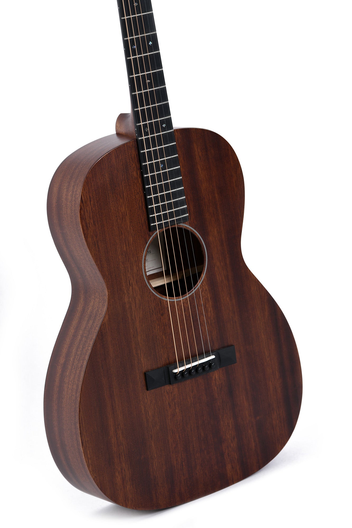 Modèle 000M-15S, Forme 000, table acajou massif, f/e acajou, touche & chevalet micarta, tête ajourée, naturel satiné