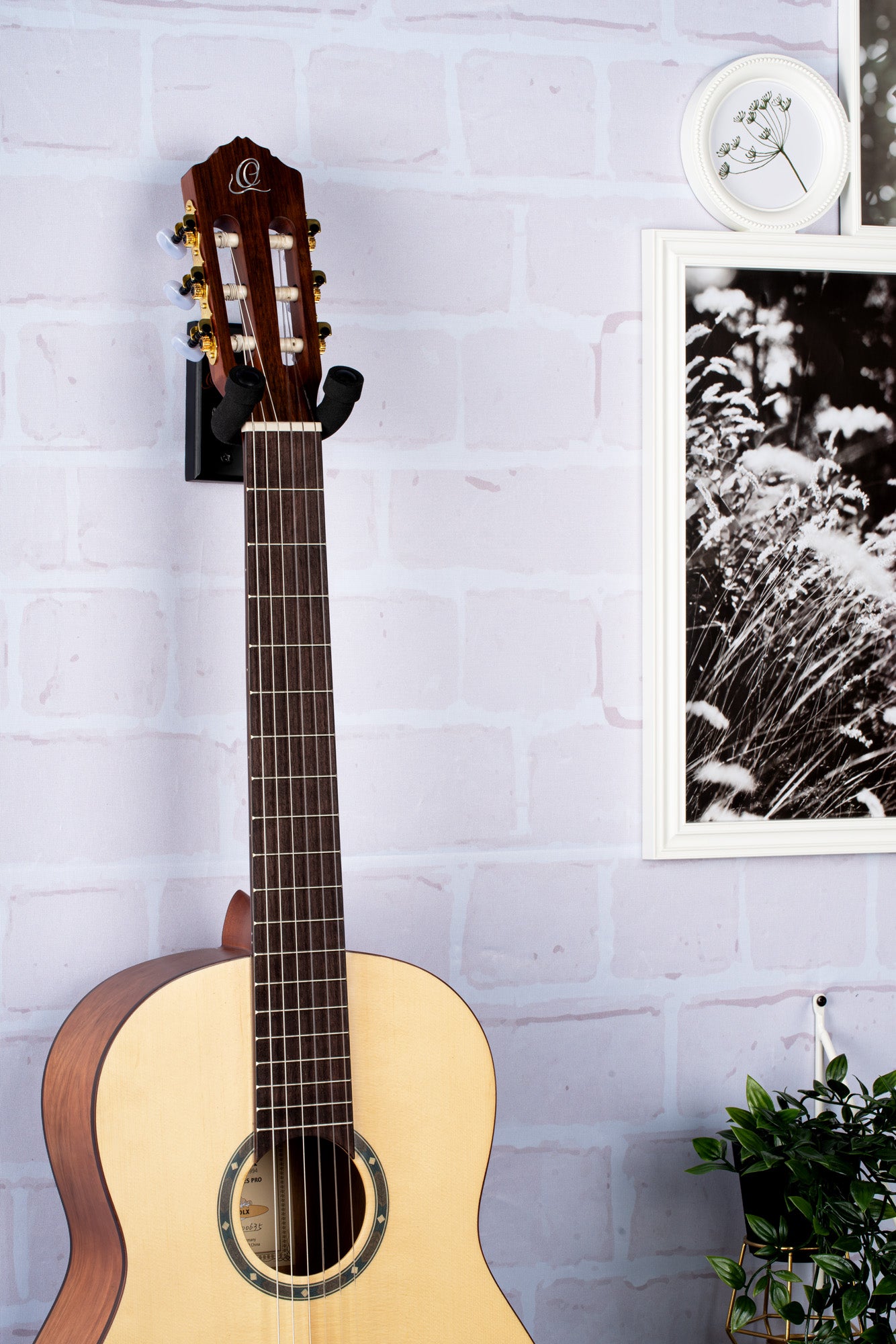 Support mural pour guitare et basse, embase bois, fixation par 2 vis, étrier (largeur: 4.5 cm) recouvert de mousse, noir