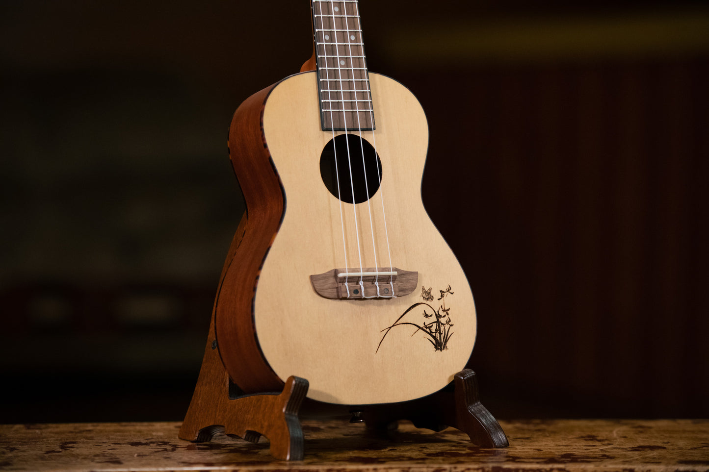 RU5, modèle Concert, table épicéa avec motif, fond & éclisses sapele, manche acajou, naturel satiné