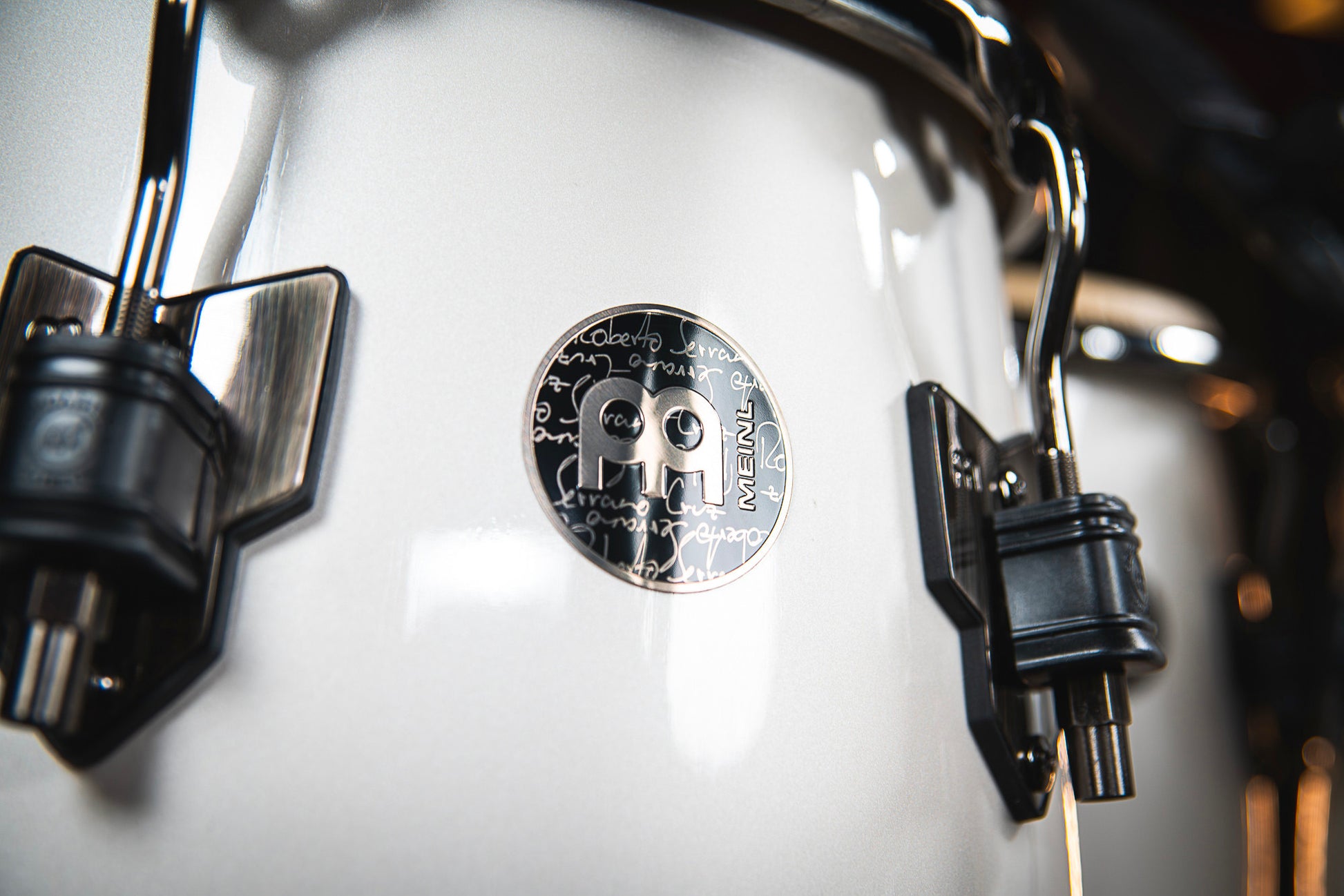 Quinto Roberto Serrano 11", fût Chêne Siam 3 plis, hauteur 76.2cm, peau Fiberskyn, cercles SSR 4mm.