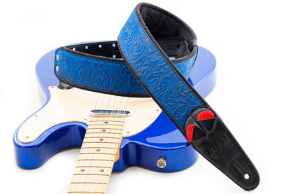 Courroie modèle SANDOKAN, extérieur synthétique et tissu, largeur 6 cm, longueur 100 à 145 cm, porte-médiators intégré, bleu