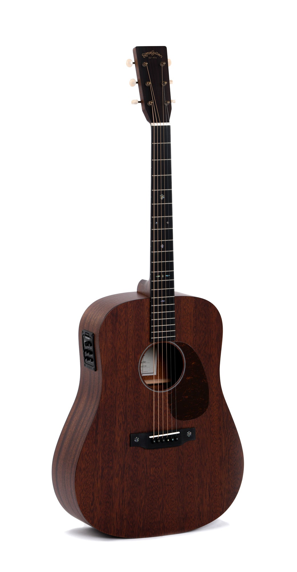 Modèle SDM-15E, Dreadnought, table acajou massif, f/e acajou massif, touche micarta, EQ Fishman, soft case, naturel satiné