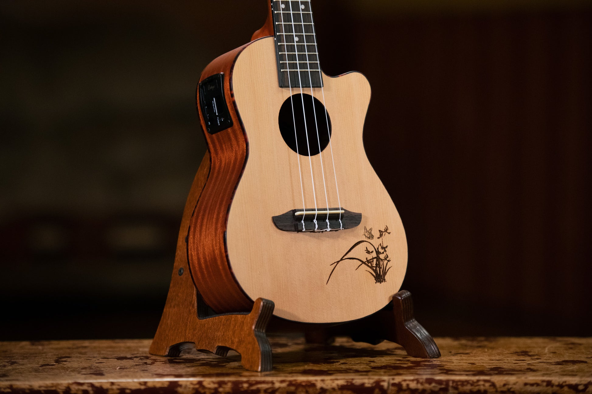 RU5CE, modèle Concert pan coupé, EQ MagusUke, table épicéa avec motif, f/e sapele, manche acajou, naturel satiné