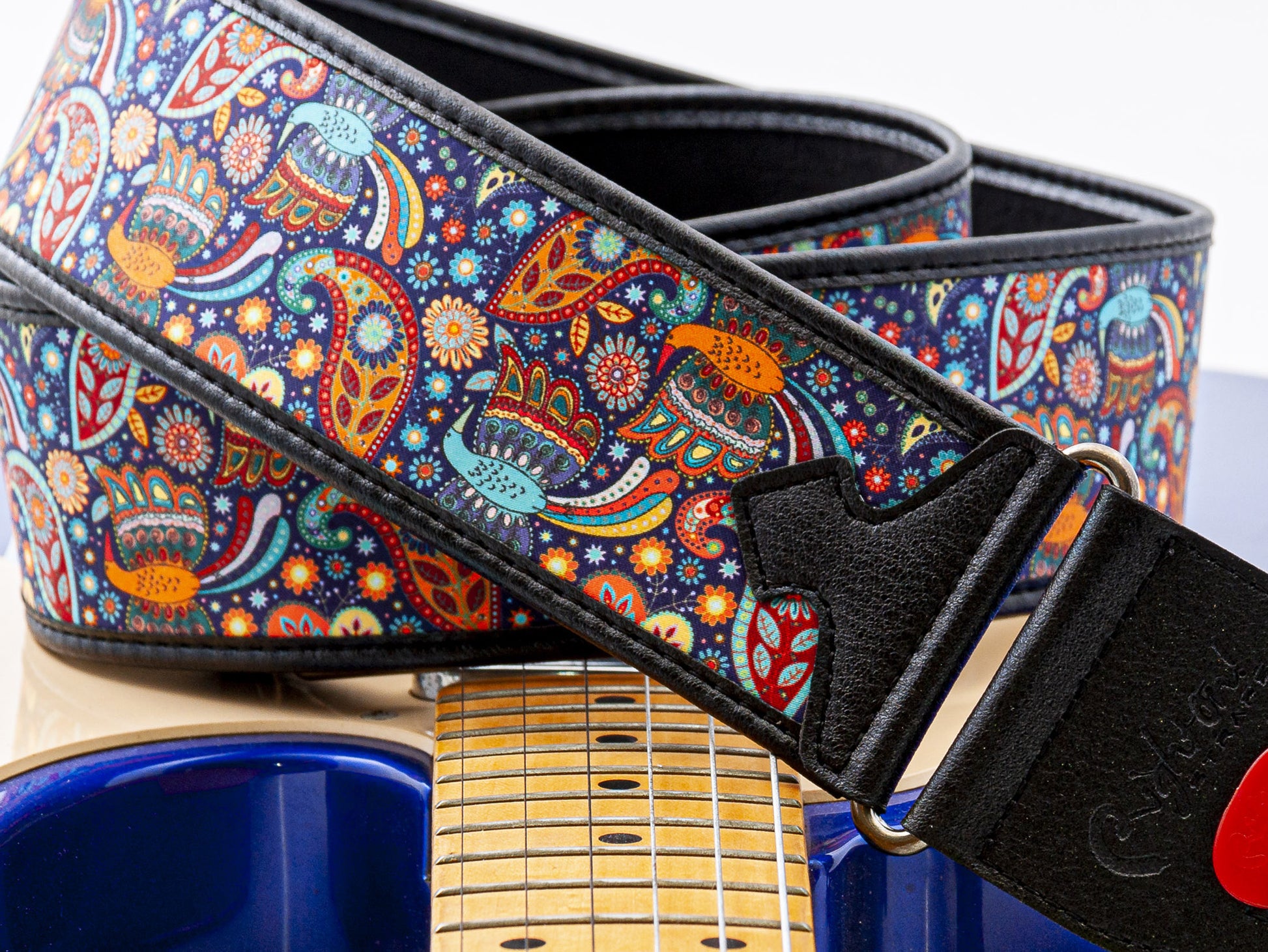Courroie modèle KASHMIR BLEU, tissu, extrémités synthétique, largeur 6 cm, longueur 90 à 150 cm, porte-médiators intégré, unic